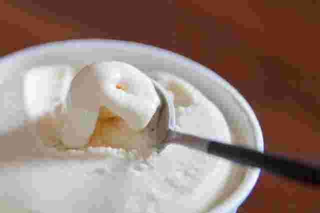 スプーンですくうバニラアイスクリーム
