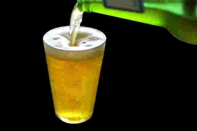 ビールそそぐ