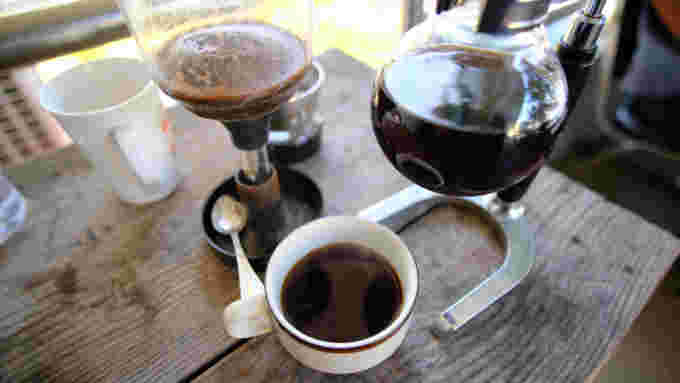 コーヒーサイフォンでコーヒーを淹れている画像