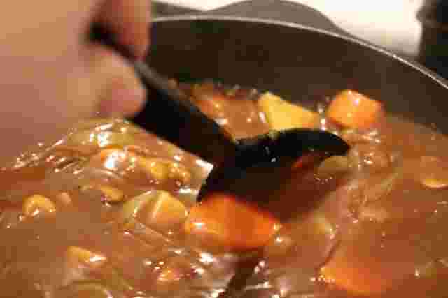 カレーを混ぜる