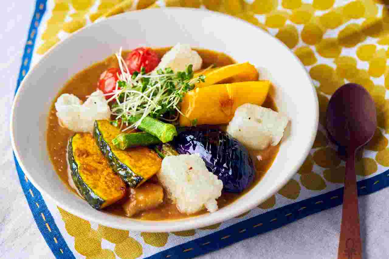 黄色い水玉のランチマットの上に野菜カレー