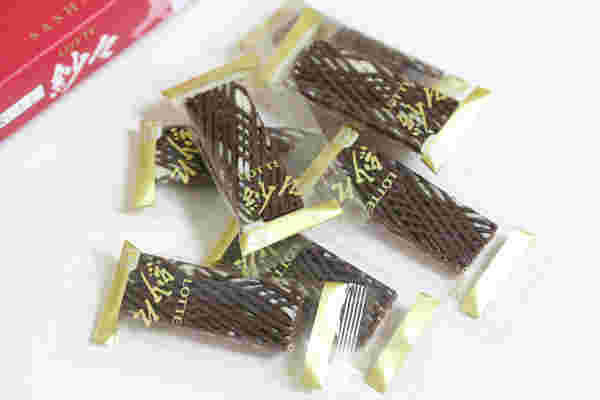 個包装に包まれたチョコレート菓子