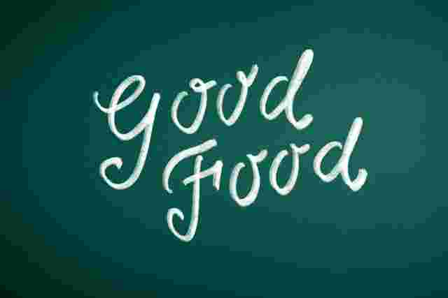 goodfoodとチョークで黒板に書かれた文字