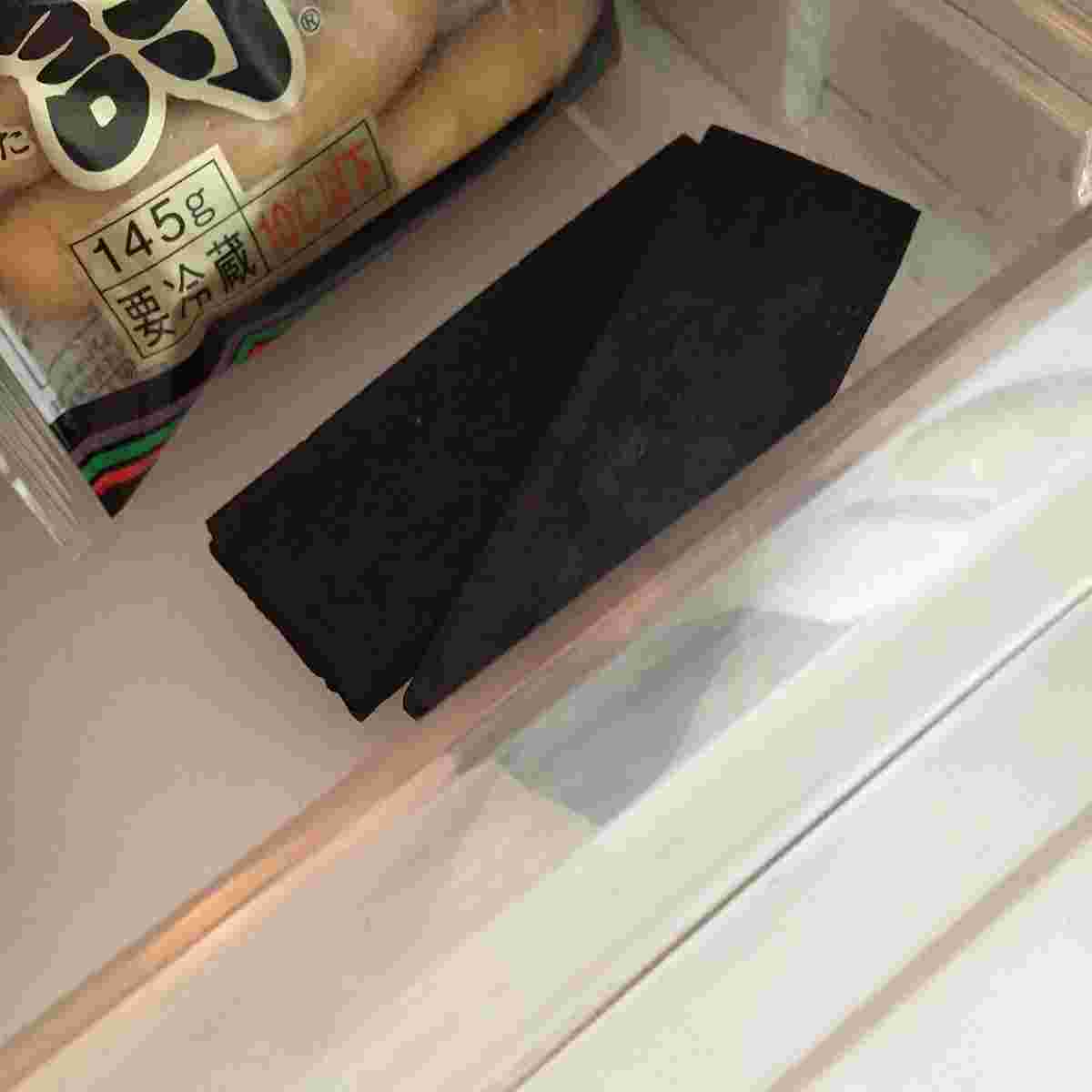 冷蔵庫の野菜室に炭を入れている