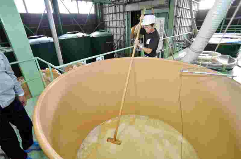 焼酎の製造工程であるもろみ発酵の仕込みの様子