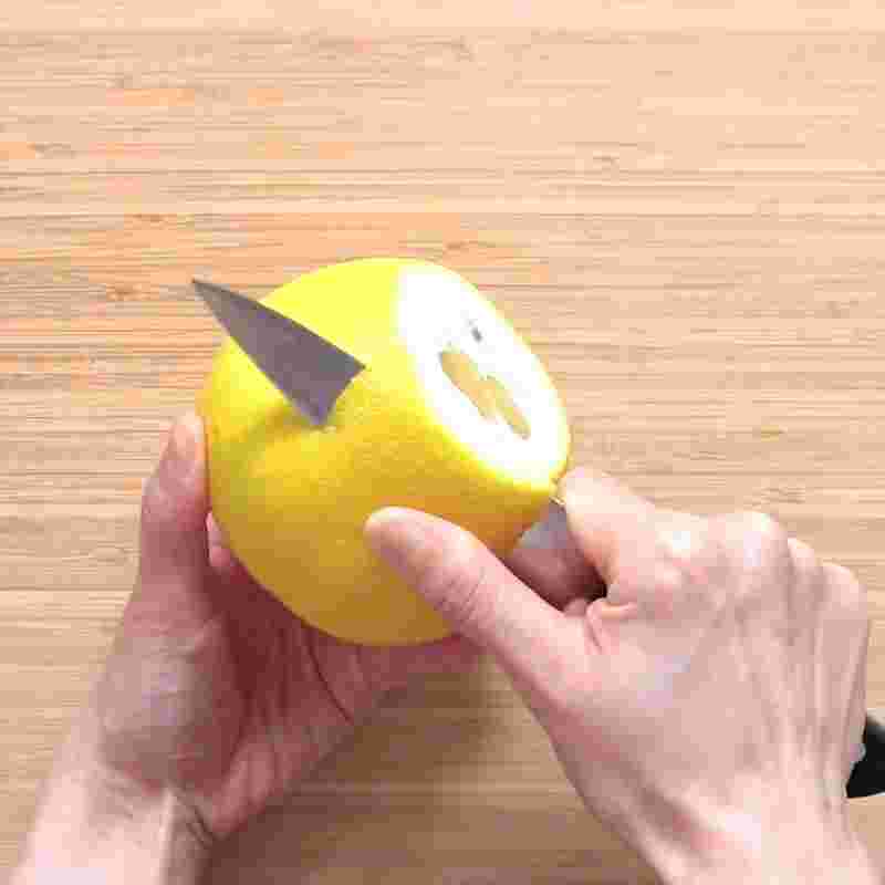 グレープフルーツの皮をむく様子