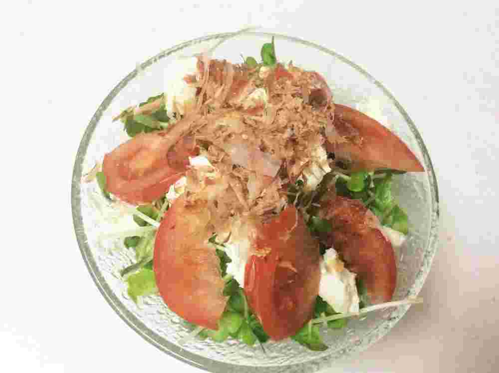 生野菜とクリームチーズのサラダ