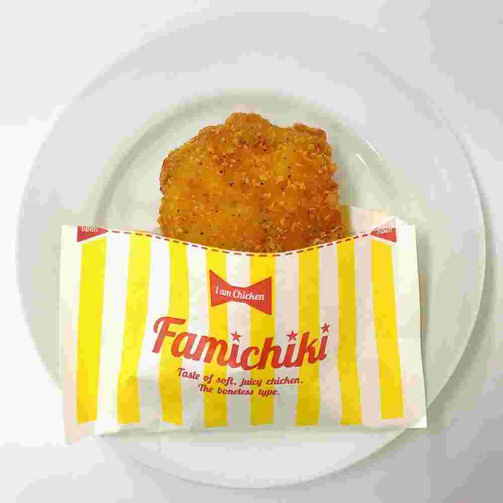 ワインを持ちながら食べることができるファミチキ