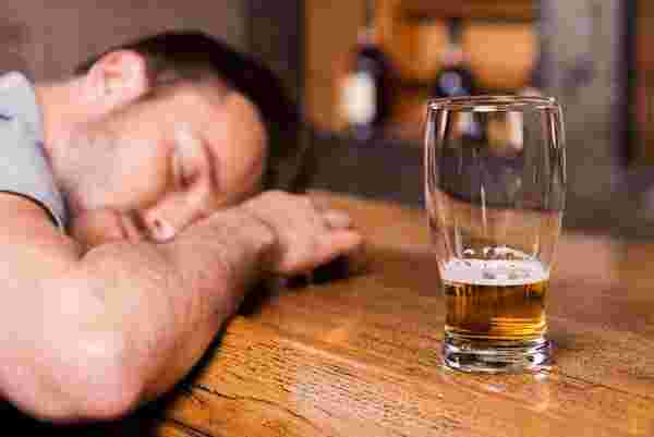 飲まずに眠る客