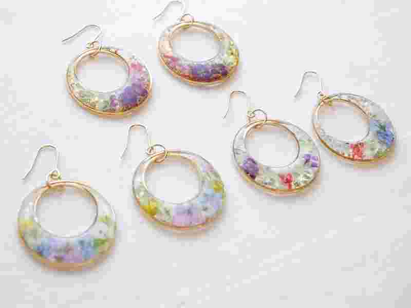 押し花を詰め込んだレジンピアス