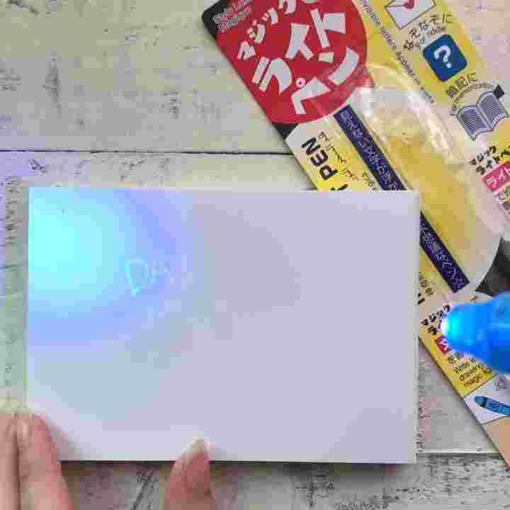 100均のUVライトペンを使用している様子