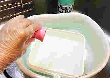 弁当箱を除菌･漂白する様子