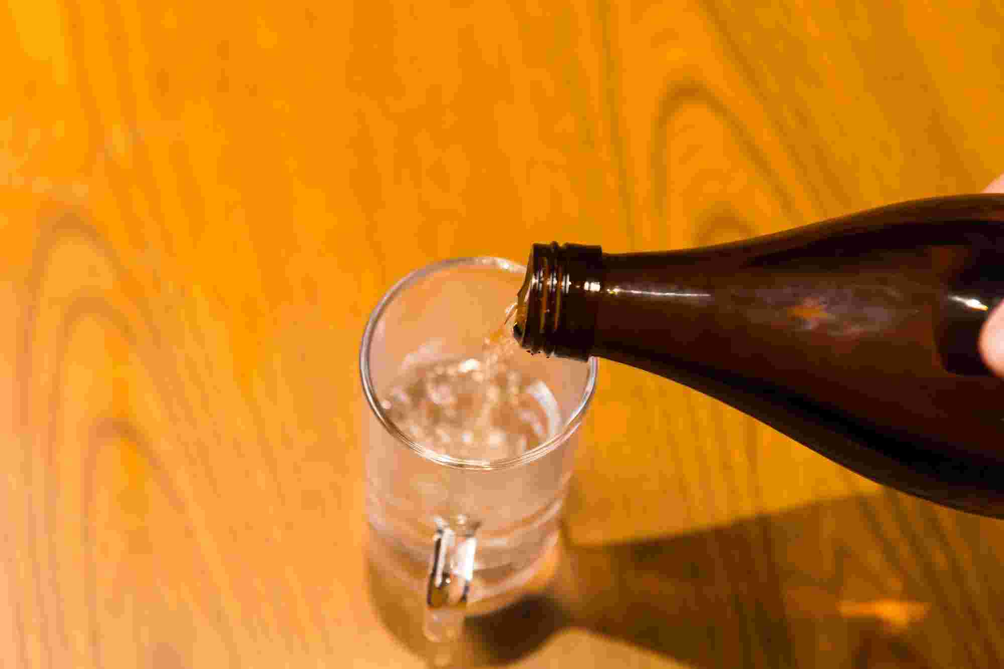 コップに焼酎を注ぐ