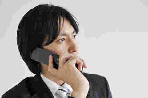 電話をする男性
