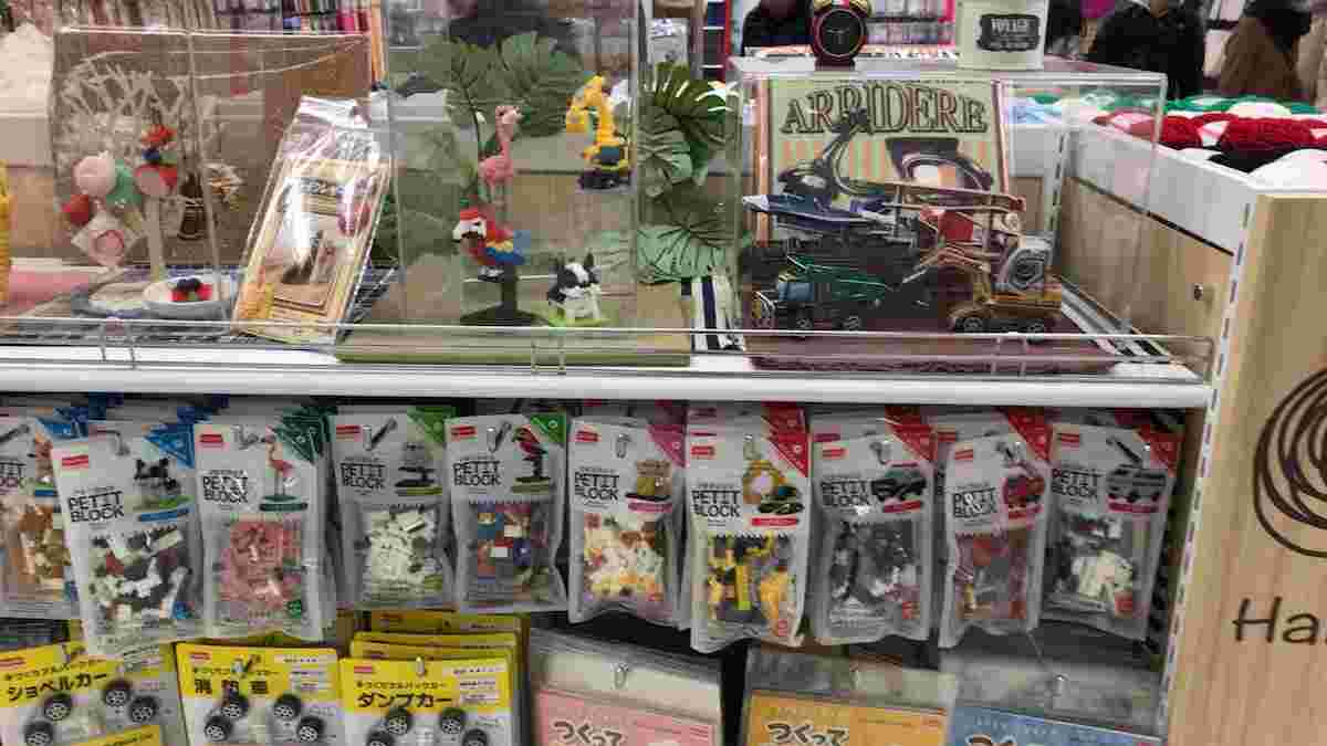 ダイソーのプチブロック販売コーナーの様子