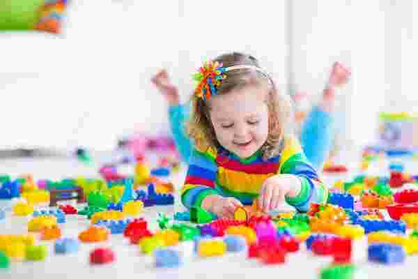 プチブロックで遊ぶ子供の様子