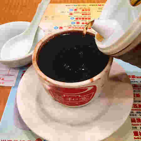 亀ゼリーに蜜をかける画像