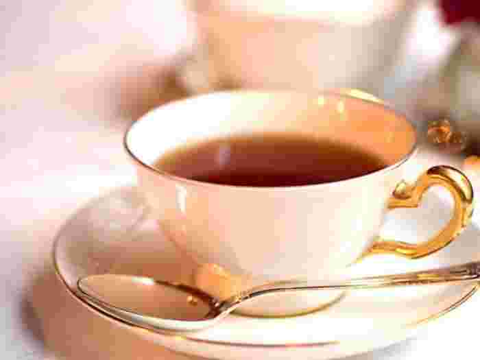 金縁の白いカップに紅茶が注がれている