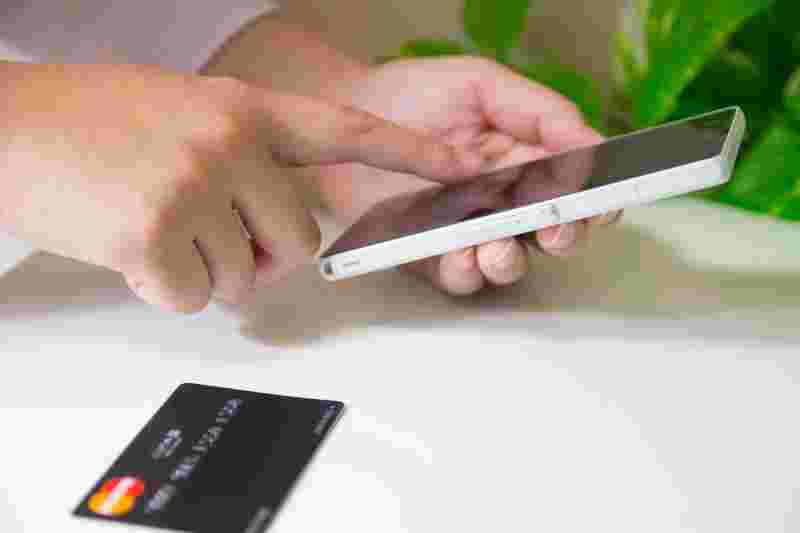 オークションサイトで買い物しているイメージ