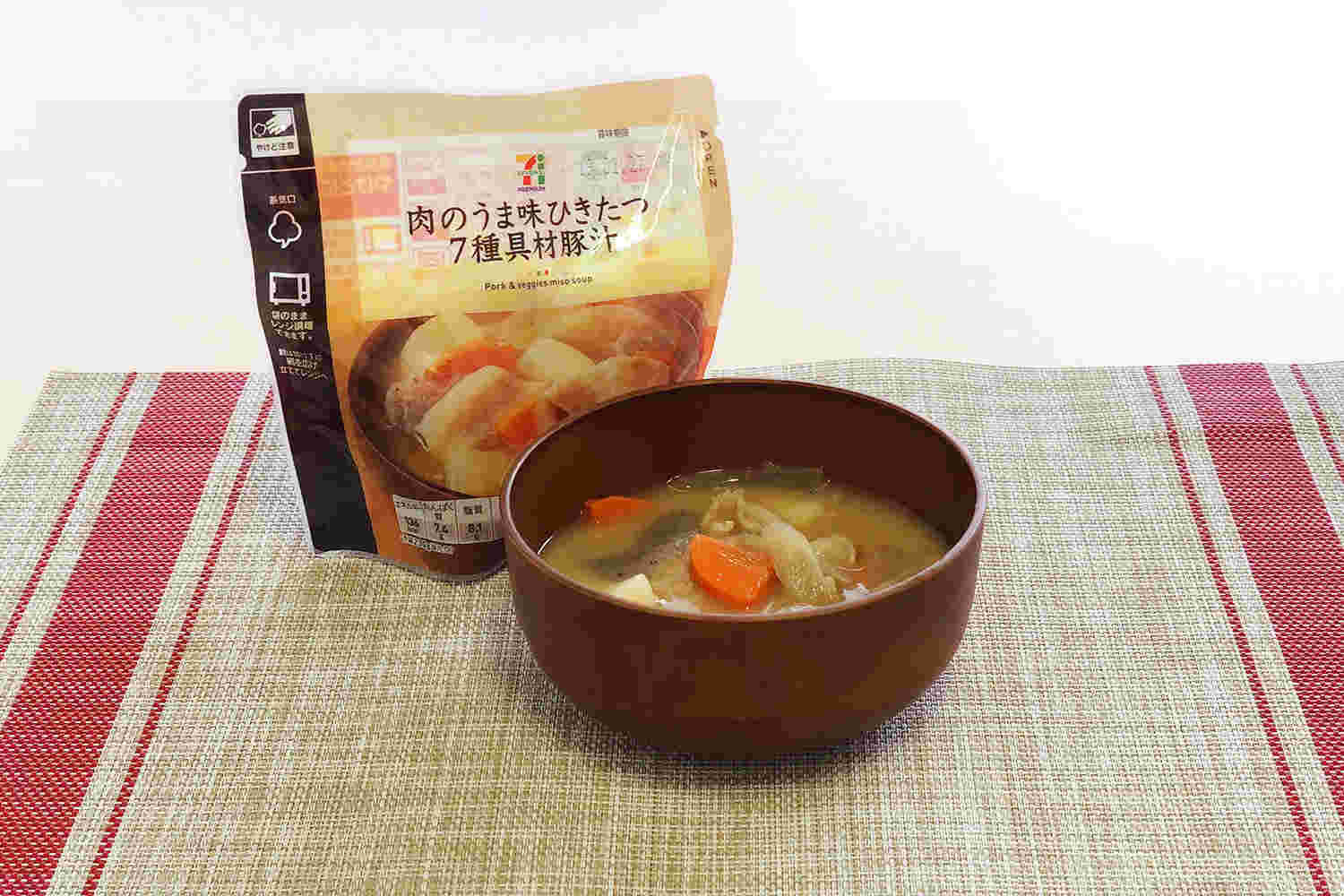 セブンの豚汁のパッケージと器に盛った豚汁