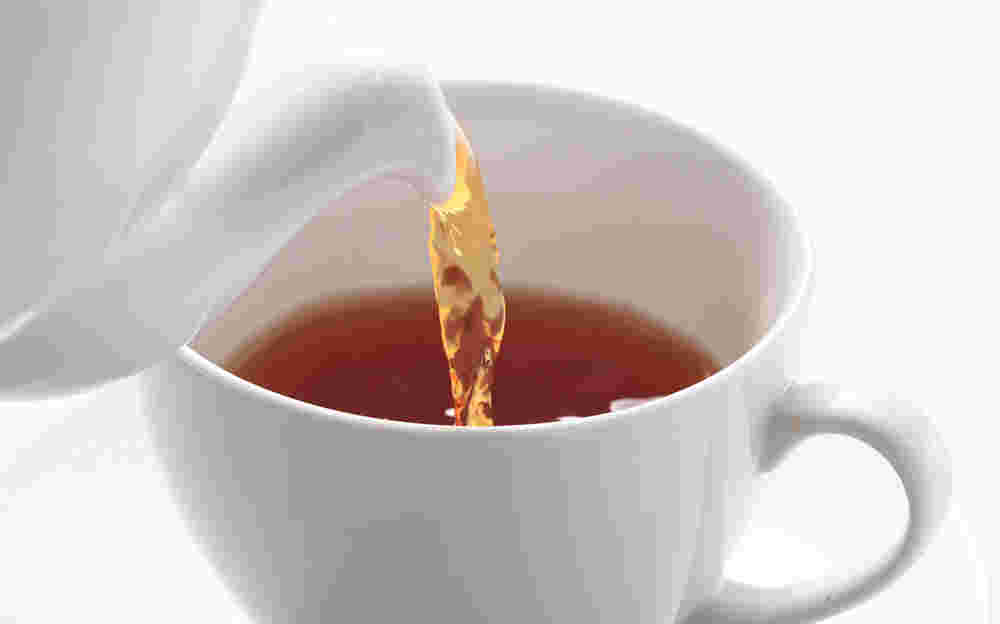 紅茶を注いでいるところ