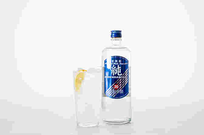 甲類焼酎瓶とレモン割りの画像