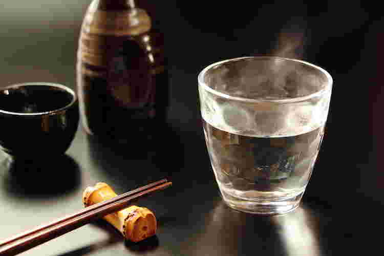 焼酎とお箸の画像