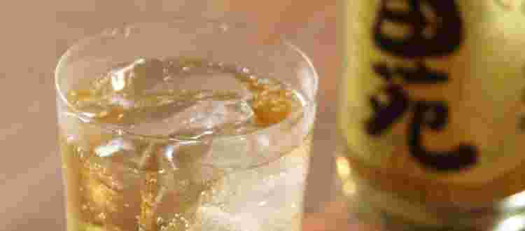 焼酎とグラスの画像