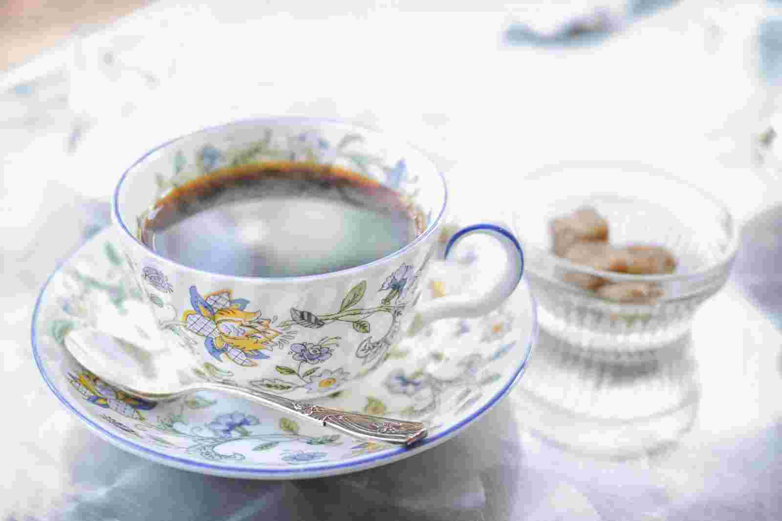 紅茶を入れたティーカップと添えられた角砂糖