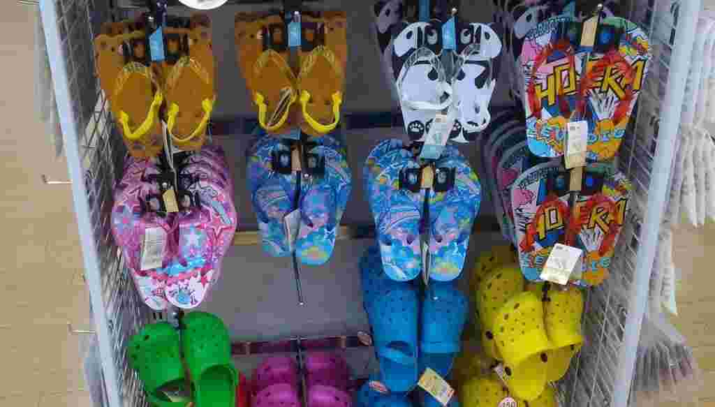 ダイソーの子供用サンダル売り場の様子