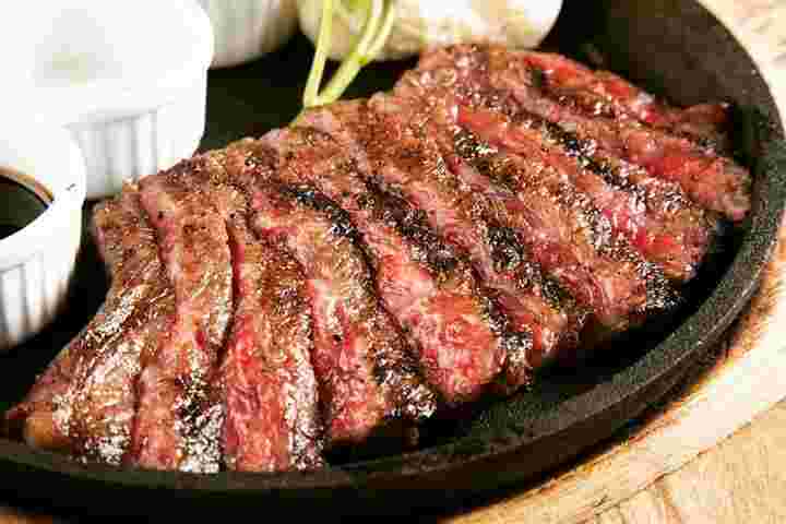 肉汁たっぷりの牛肉のグリル