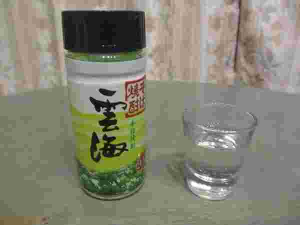 そば焼酎の「雲海」のボトルと雲海を注いだグラス