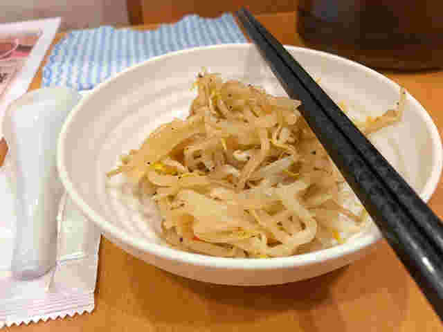 ラーメン屋さんでは定番の箸休めのもやし料理