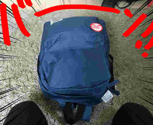 ダイソーのカラーリュック300円に荷物を詰め込む