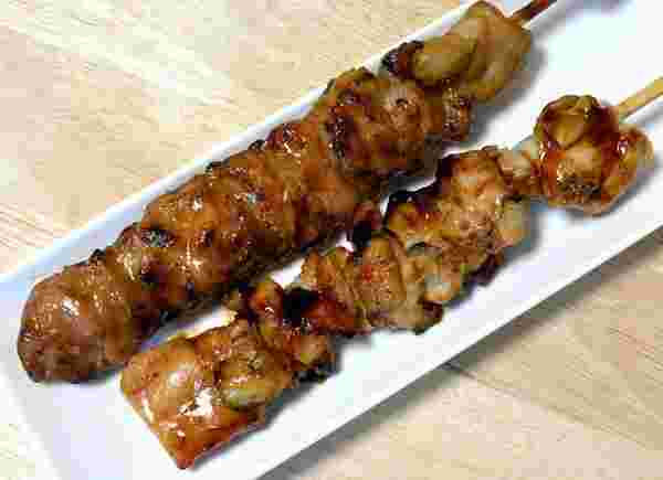 コンビニのたっぷりタレがかかった焼き鳥