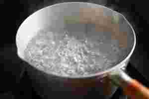 鍋の中の水が沸騰している様子