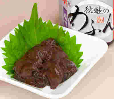 白いお皿に盛られた秋鮭のめふん