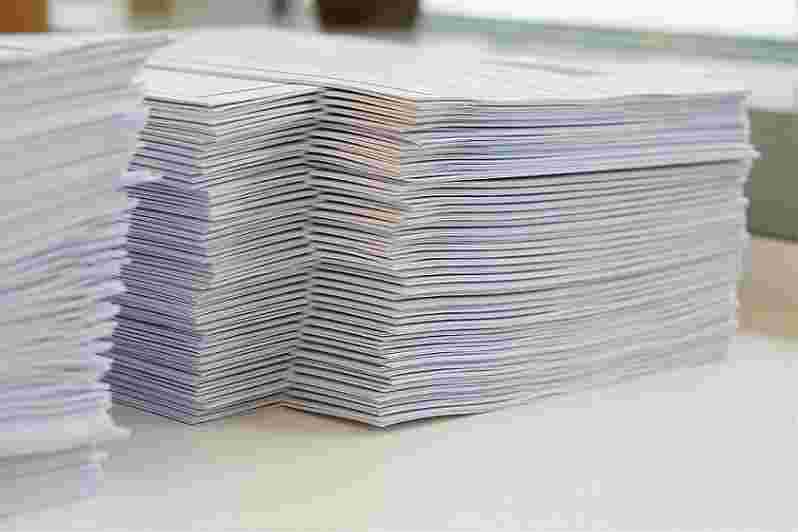 両面印刷された書類の山の様子