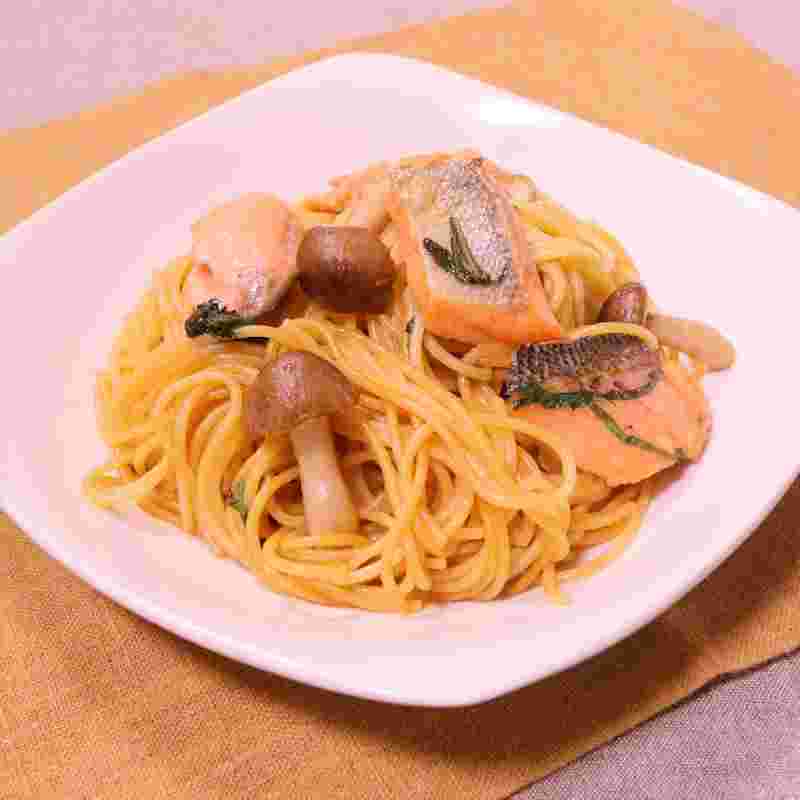 白いお皿に盛っためふんと焼き鮭のパスタ