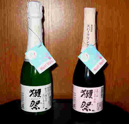 獺祭スパークリングというお酒の瓶が、2本横並びしている様子