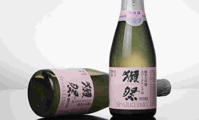 横に倒されたお酒の瓶と、縦に置かれたお酒の瓶の様子