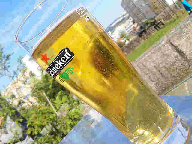 青空の下ハイネケンのジョッキにビール