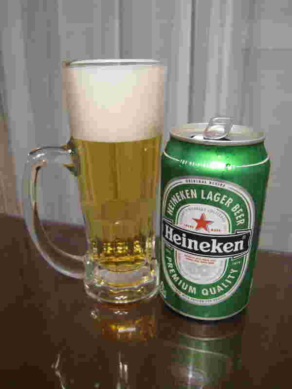 ハイネケンの缶とジョッキに入ったビール