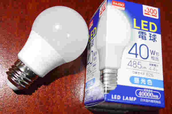 ダイソーのLED電球とパッケージ
