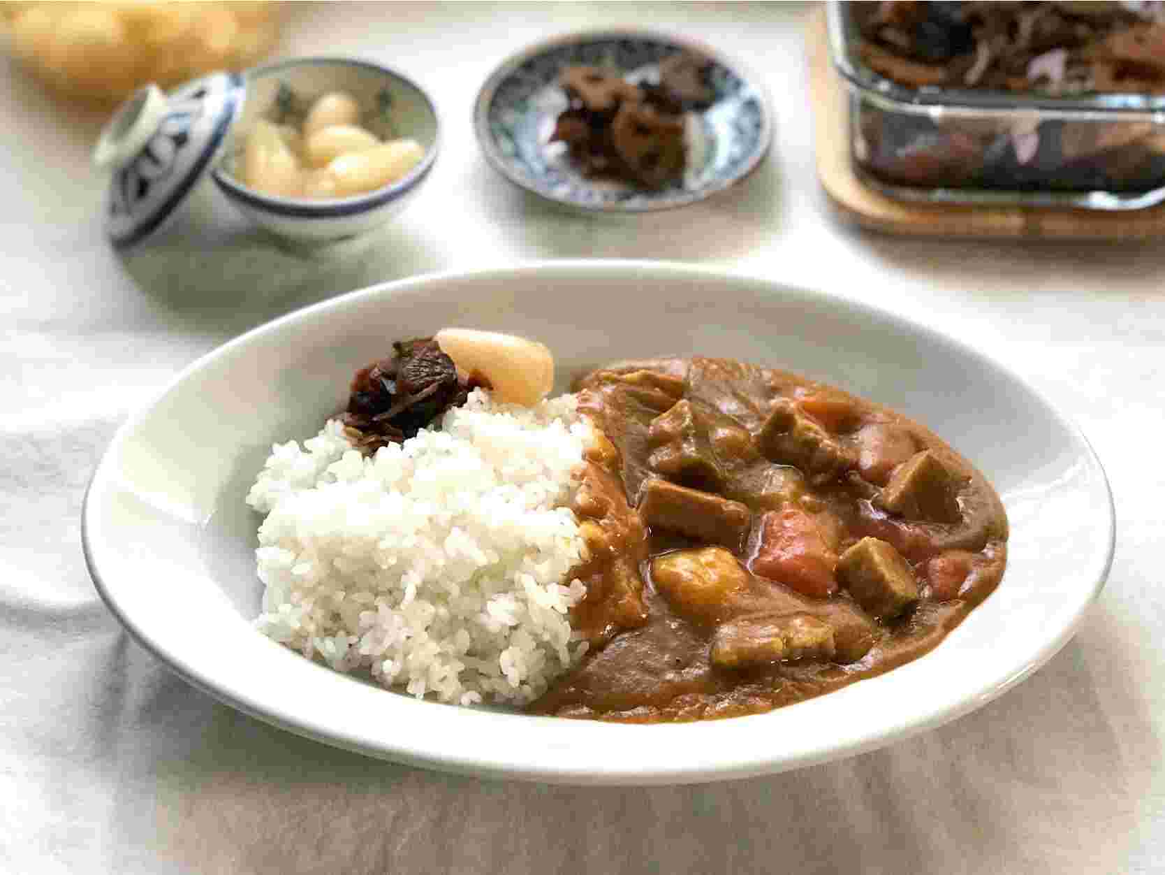 白いお皿にカレーライスとらっきょうと福神漬け