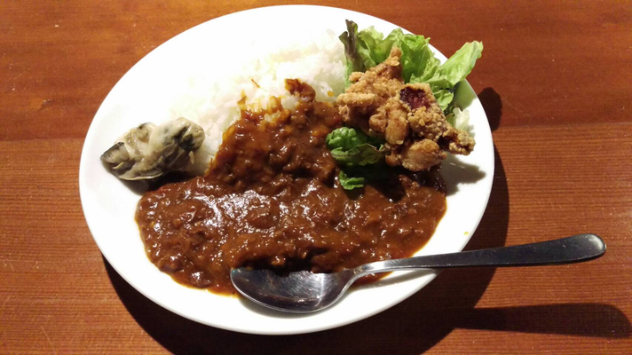 白く丸いお皿にカレーライスと鶏の唐揚げとかき