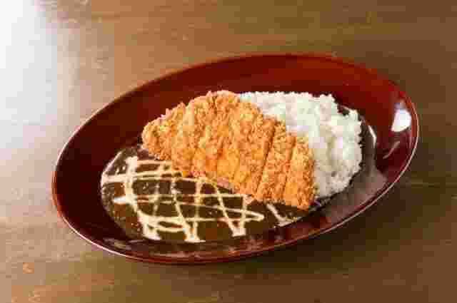 赤い器にロースカツカレー