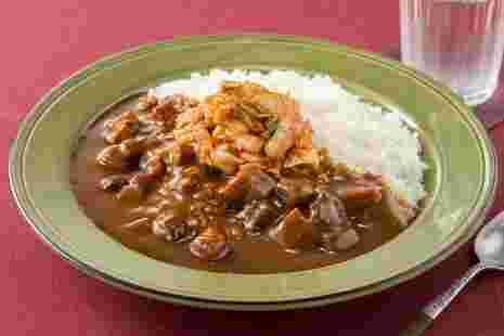 赤いクロスに緑色のお皿に盛られた餃子カレーライス