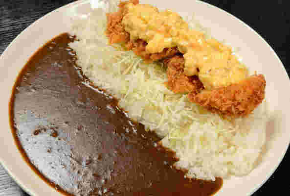カレーライスと全きゃべつのとフライにタルタルソース