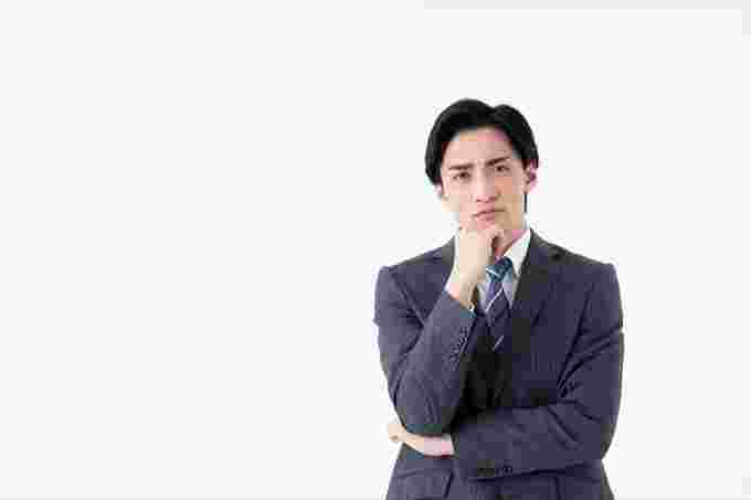 考えている人の画像